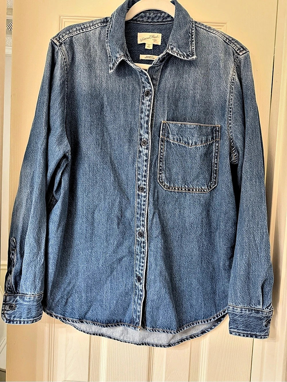 Universal Thread Relaxed Fit Denim Button Down Shirt Blue Size Medium NWT